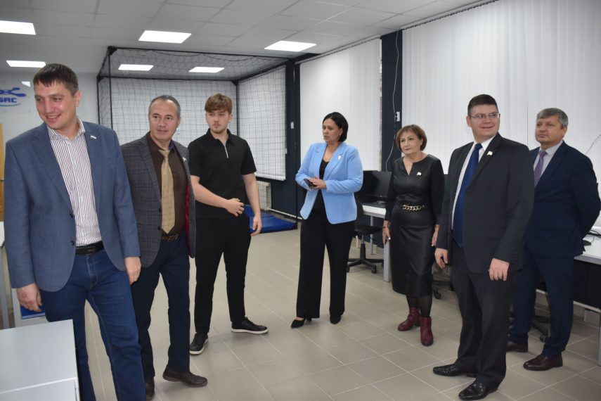 Депутаты посетили инженерные классы