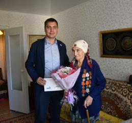 Председатель Совета поздравил Гульсум Зиннуровну с юбилеем