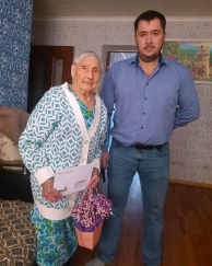 Депутат Совета поздравил Неретину Анну Андреевну с 99 - летием.