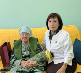 Депутат Совета поздравил с 96-летием старейшего жителя г. Кумертау, труженика тыла - Карлугач Рахимовну!